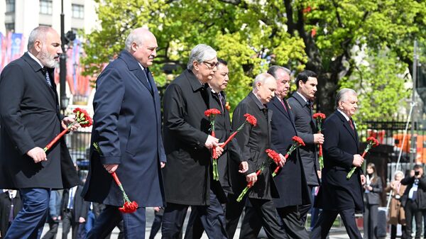 普京與多位獨聯體國家領導人向無名烈士墓獻花 - 俄羅斯衛星通訊社