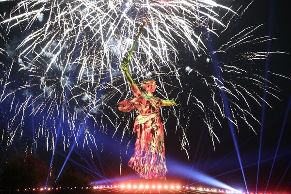伏尔加格勒马马耶夫岗的“伟大胜利之光”灯光秀和烟花。 - 俄罗斯卫星通讯社