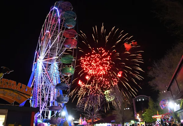 符拉迪沃斯托克慶祝勝利日燃放煙花。 符拉迪沃斯托克慶祝勝利日燃放煙花。 - 俄羅斯衛星通訊社