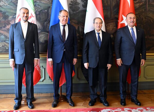 伊朗外長侯賽因·阿米爾·阿卜杜拉希安、俄羅斯外長謝爾蓋·拉夫羅夫、敘利亞外長費薩爾·米克達德、土耳其外長梅夫魯特恰武什奧盧（從左至右）出席在莫斯科舉行的俄羅斯、土耳其、伊朗和敘利亞外長四方會談。 - 俄羅斯衛星通訊社