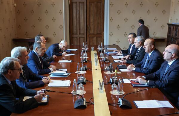 俄羅斯外長謝爾蓋·拉夫羅夫（左三）和土耳其外長梅夫呂特·恰武什奧盧（右二）出席在莫斯科舉行的俄羅斯、土耳其、伊朗和敘利亞外長四方會談。 - 俄羅斯衛星通訊社