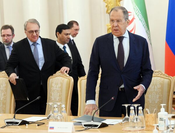 俄罗斯外长谢尔盖·拉夫罗夫（右）出席在莫斯科举行的俄罗斯、土耳其、伊朗和叙利亚外长四方会谈。 - 俄罗斯卫星通讯社