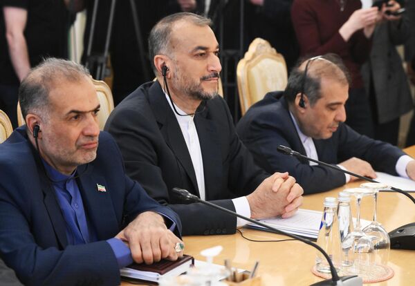 伊朗外交部长侯赛因·阿米尔（中）出席在莫斯科举行的俄罗斯、土耳其、伊朗和叙利亚外长四方会谈。 - 俄罗斯卫星通讯社