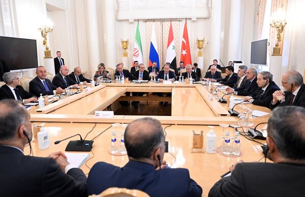 四國代表參加在莫斯科舉行的俄羅斯、土耳其、伊朗和敘利亞外長四方會談。 - 俄羅斯衛星通訊社