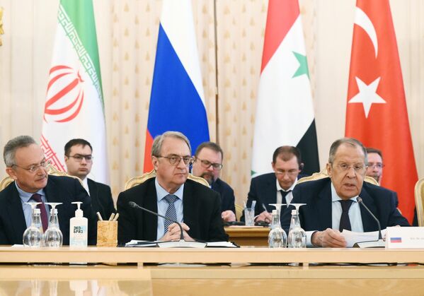 俄羅斯駐敘利亞全權代表亞歷山大·金夏克、俄羅斯副外長米哈伊爾·博格丹諾夫和俄羅斯外長謝爾蓋·拉夫羅夫（從左至右）出席在莫斯科舉行的俄羅斯、土耳其、伊朗和敘利亞外長四方會談。 - 俄羅斯衛星通訊社