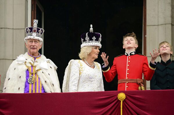 英国伦敦，加冕礼结束后，英国国王查理三世和王后卡米拉在白金汉宫的阳台上。 - 俄罗斯卫星通讯社