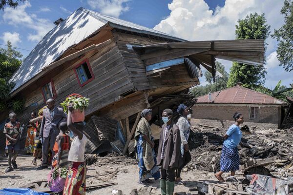 刚果南部尼亚穆库比村，当地居民站在被洪水冲毁的房子附近。 - 俄罗斯卫星通讯社