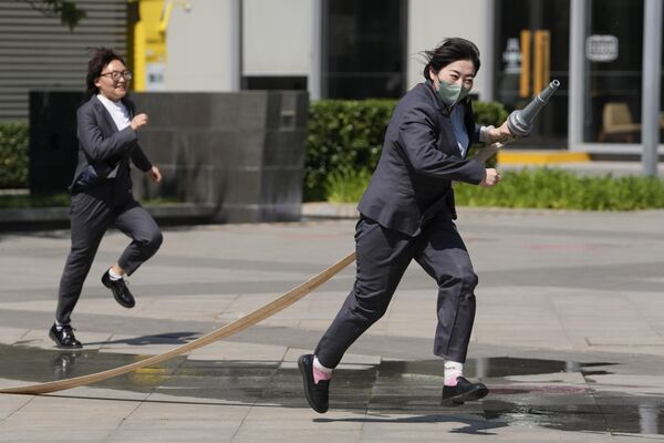 中国北京，员工们在办公楼附近接受消防技能测试。 - 俄罗斯卫星通讯社
