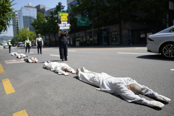 韩国佛教徒在首尔举行抗议活动，要求日本政府取消排放福岛核电站核污染水的决定。 - 俄罗斯卫星通讯社