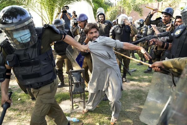 警方逮捕巴基斯坦前總理伊姆蘭·汗的支持者。 - 俄羅斯衛星通訊社
