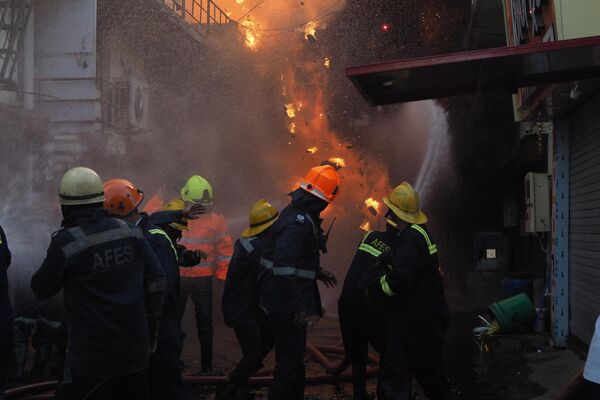 印度艾哈迈达巴德，消防队员试图扑灭大火。 - 俄罗斯卫星通讯社