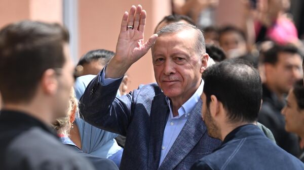 土耳其伊斯坦布爾，現任總統埃爾多安在投票站附近參加大選投票 - 俄羅斯衛星通訊社