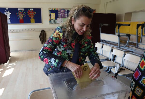 土耳其安卡拉，民众在一处投票站参加大选投票 - 俄罗斯卫星通讯社
