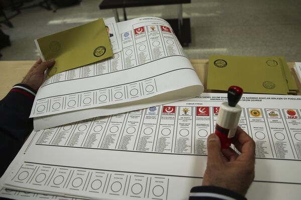 土耳其安卡拉，工作人员在投票站准备选票 - 俄罗斯卫星通讯社