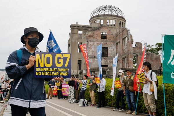 在廣島和平紀念公園附近抗議G7峰會的日本民眾。 - 俄羅斯衛星通訊社