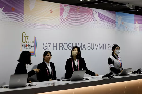 廣島國際媒體中心的工作人員。 - 俄羅斯衛星通訊社