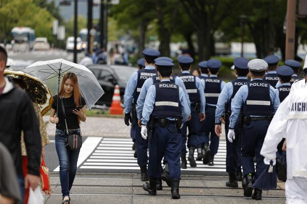 在廣島國際媒體中心附近警戒的日本警察。 - 俄羅斯衛星通訊社