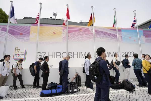廣島國際媒體中心附近的各國記者。 - 俄羅斯衛星通訊社