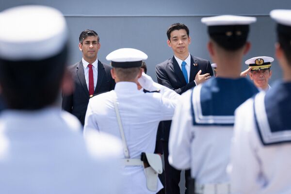 英国首相苏纳克和日本防卫副大臣井野俊郎在参观横须贺海军基地的出云号航母。 - 俄罗斯卫星通讯社
