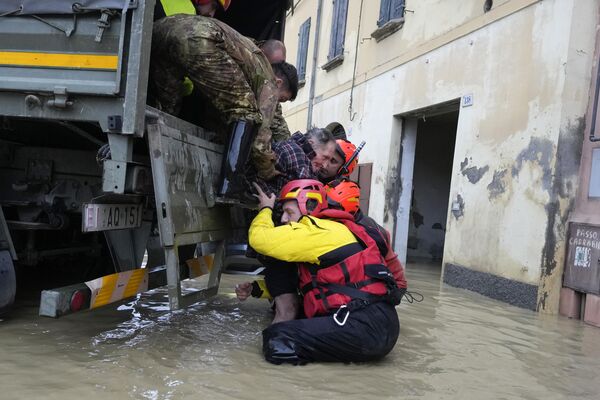 意大利消防队员正在救助卡斯特利博罗尼耶兹村居民。 - 俄罗斯卫星通讯社