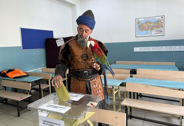 土耳其选民纳济姆·吉伊罕携私人家禽在伊斯坦布尔投票站投票。 - 俄罗斯卫星通讯社