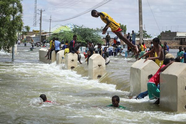 索马里中部贝莱德温遭遇洪灾。图为一名男孩正跳入水中玩耍。 - 俄罗斯卫星通讯社