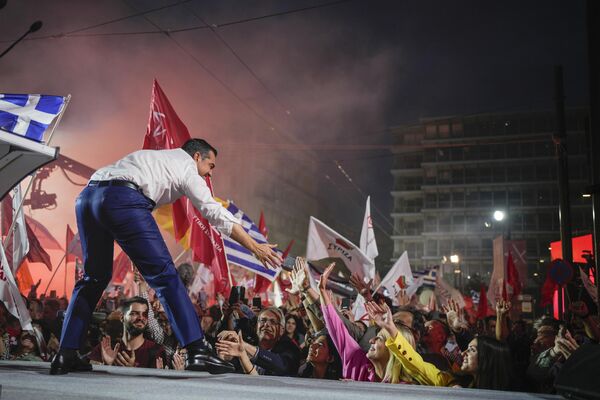 希腊主要反对党激进左翼联盟领导人阿莱克西斯·齐普拉斯在雅典选举集会上与支持者握手。 - 俄罗斯卫星通讯社