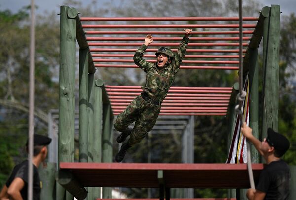 一名哥伦比亚女兵在托莱迈达空军基地参加训练。 - 俄罗斯卫星通讯社