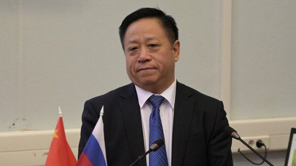 中国驻俄大使张汉晖六十大寿在俄国家杜马获赠电茶炊