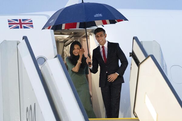 英国首相苏纳克携妻子阿克沙塔·穆尔蒂抵达日本广岛机场。 - 俄罗斯卫星通讯社