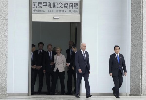 日本广岛，七国领导人在和平纪念公园内献花圈后离开。 - 俄罗斯卫星通讯社