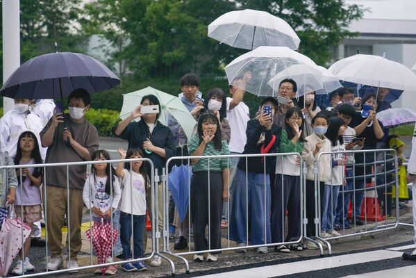 日本民众在广岛迎接美国总统拜登的车队。 - 俄罗斯卫星通讯社