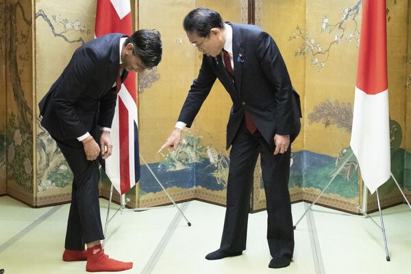 日本广岛，G7峰会开始前，苏纳克向岸田文雄展示他的袜子。 - 俄罗斯卫星通讯社
