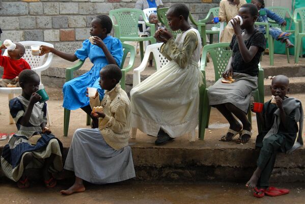 肯尼亞基蘇木，孩子們在收容所臨時營地裡喝茶。 - 俄羅斯衛星通訊社