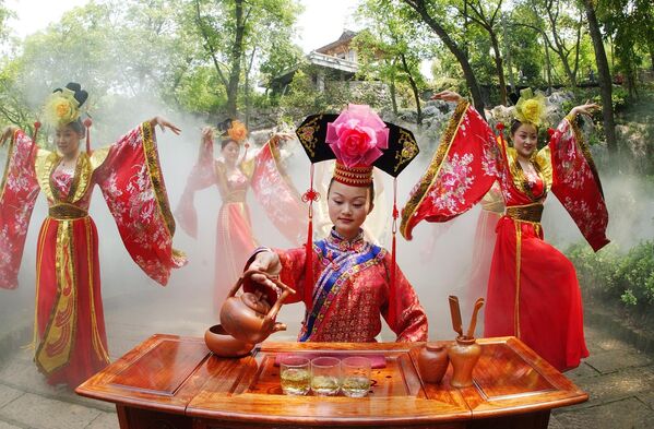 中国，身着中国传统服饰的演员们在茶园里表演茶道。 - 俄罗斯卫星通讯社