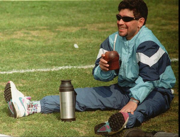 乌拉圭埃斯特角，阿根廷著名球星马拉多纳在训练期间喝着马黛茶。 - 俄罗斯卫星通讯社