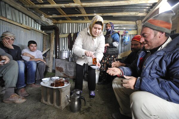 一名俄罗斯女子在被地震摧毁的土耳其村庄里分发茶叶。 - 俄罗斯卫星通讯社