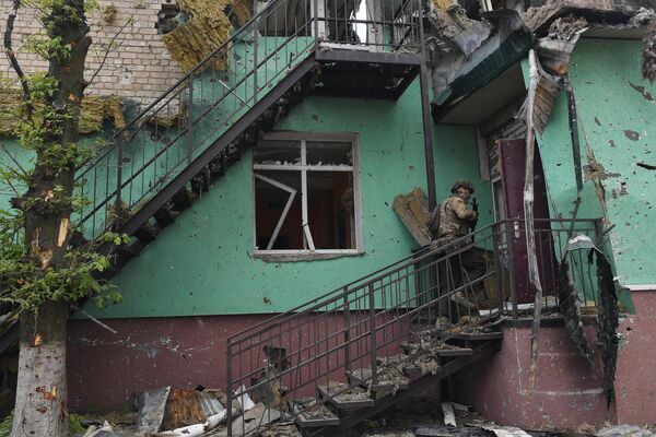 “瓦格纳”士兵在阿尔乔莫夫斯克市被毁的房子里。 - 俄罗斯卫星通讯社
