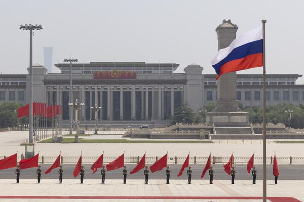 俄罗斯联邦政府总理米哈伊尔·米舒斯京与中国国务院总理李强在北京举行会晤。图为俄罗斯国旗在人民大会堂前飘扬 - 俄罗斯卫星通讯社
