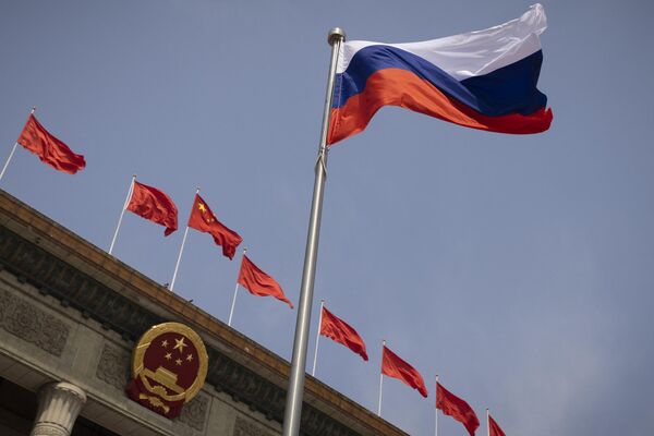 俄联邦政府总理米哈伊尔·米舒斯京与中国国务院总理李强在北京举行会晤。图为俄罗斯国旗在人民大会堂前飘扬 - 俄罗斯卫星通讯社