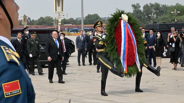 俄罗斯总理米舒斯京向人民英雄纪念碑敬献花圈 - 俄罗斯卫星通讯社