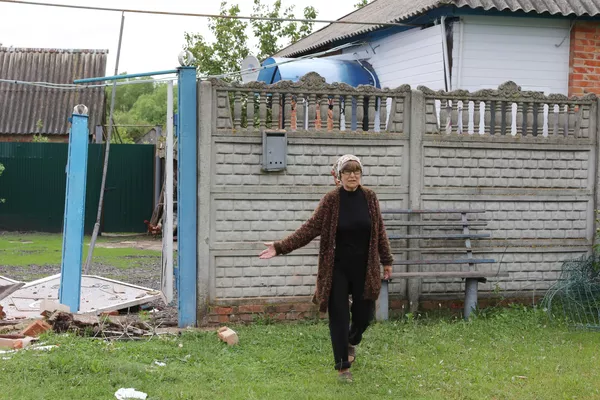 Местная жительница в одном из поселений Грайворонского округа Белгородской области демонстрирует повреждения в своем доме после атаки ДРГ