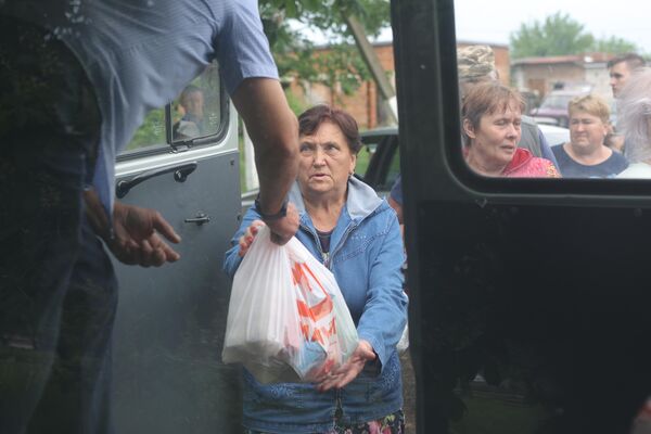 別爾哥羅德州格賴沃龍區一居民點民眾領取人道主義救援物資 - 俄羅斯衛星通訊社