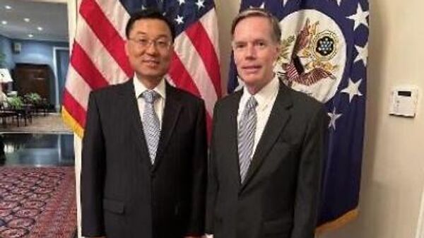 中國新任駐美大使謝鋒與美國駐華大使伯恩斯 - 俄羅斯衛星通訊社