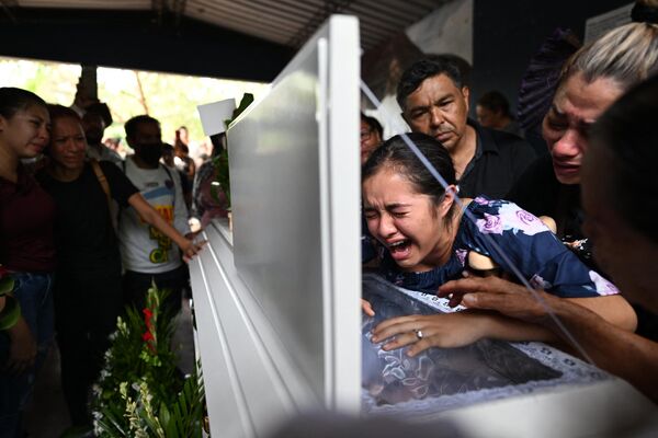 萨尔瓦多足球甲级联赛库斯卡特兰体育场踩踏事故遇难者葬礼在圣萨尔瓦多举行。图为一名参加葬礼的女孩。 - 俄罗斯卫星通讯社