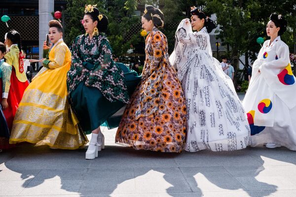 韩国女性身着传统服饰参加在首尔举行的文化节。 - 俄罗斯卫星通讯社