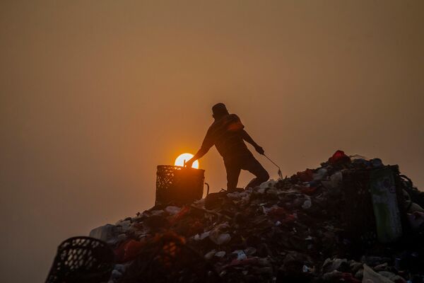 一名印度尼西亚男子在茂物市垃圾填埋场捡拾废品 - 俄罗斯卫星通讯社
