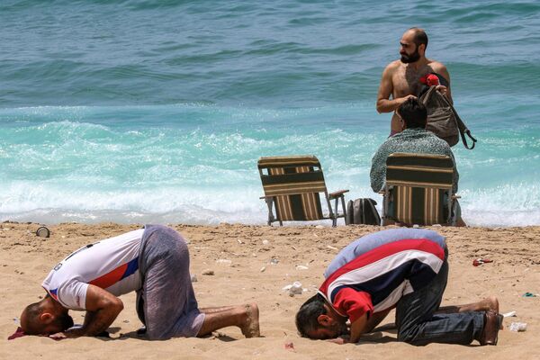 穆斯林男子在黎巴嫩西頓公共海灘上祈禱。 - 俄羅斯衛星通訊社