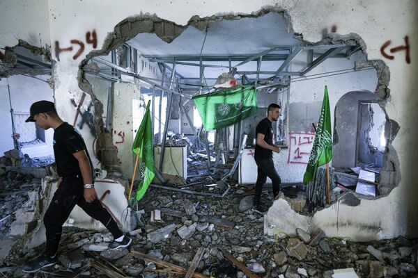 巴勒斯坦居民在遭以色列军队摧毁的“哈马斯”武装房屋内查看。 - 俄罗斯卫星通讯社
