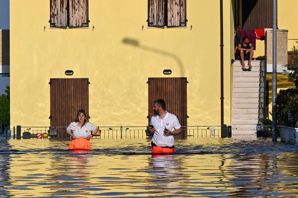 意大利救援人员在被洪水淹没的街道上巡逻。 - 俄罗斯卫星通讯社